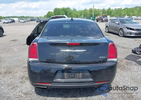 2017 Chrysler 300 300S z USA, uszkodzony, nr VIN 2C3CCABG4HH593569